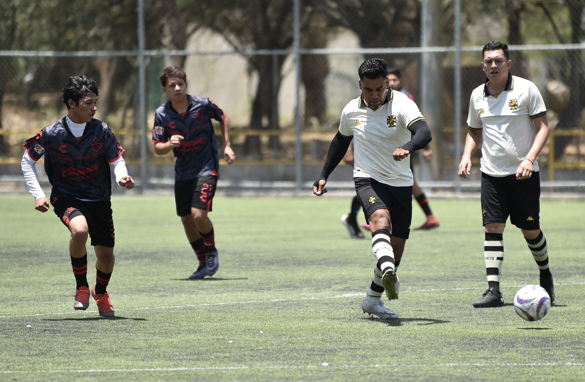 Como cada domingo cerca del mediodía, se llevarán a cabo los duelos dentro de la Liga Circuito Especial Laguna de Futbol Soccer (ARCHIVO)