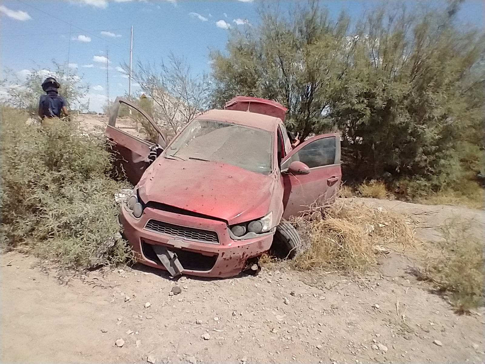 Un automóvil terminó volcado en la carretera Torreón-San Pedro.