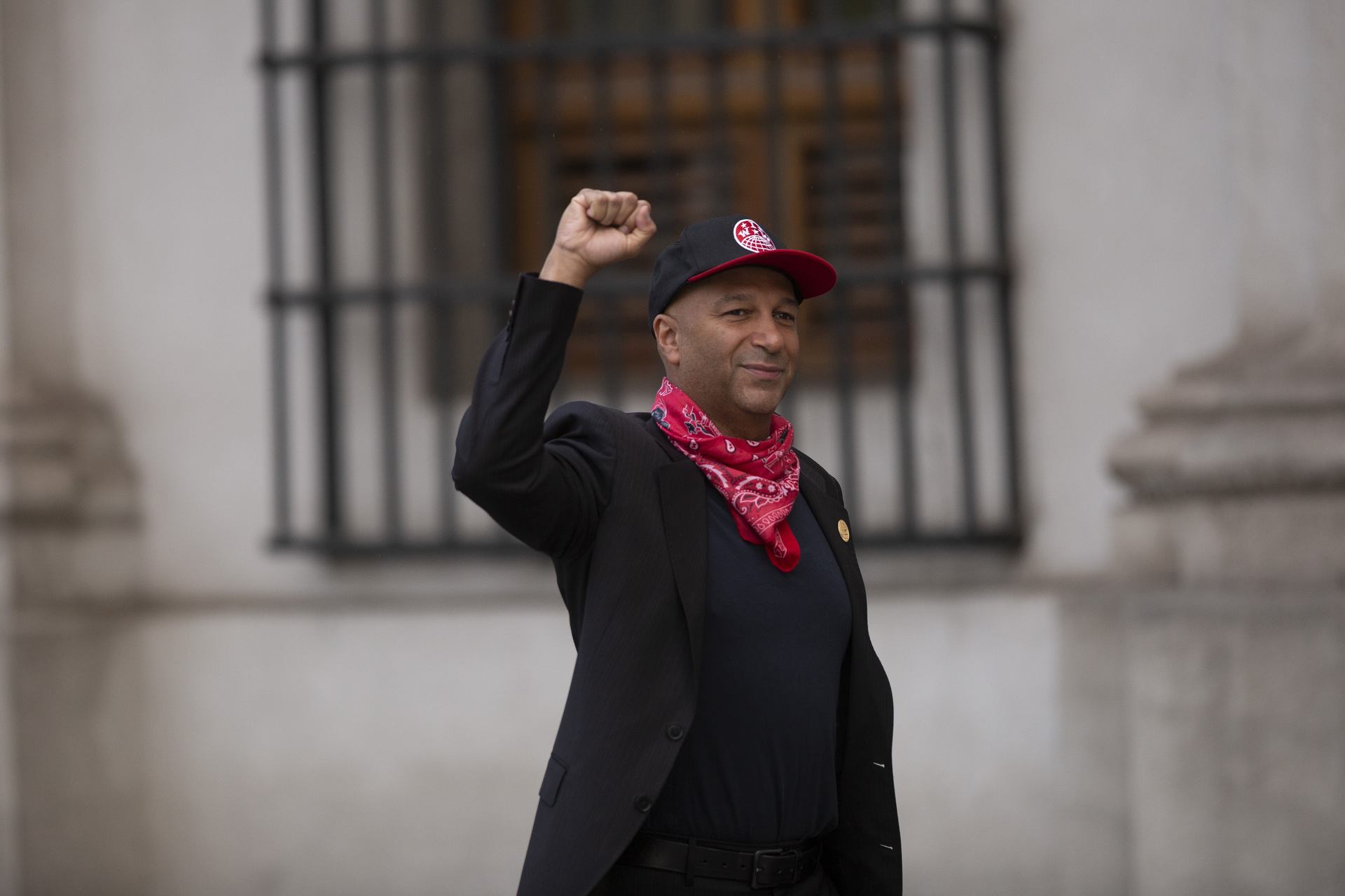 Morello llegó al Palacio de La Moneda (sede de Gobierno) con un pañuelo rojo atado al cuello, una chaqueta negra y una vistosa gorra de beisbol. (EFE)