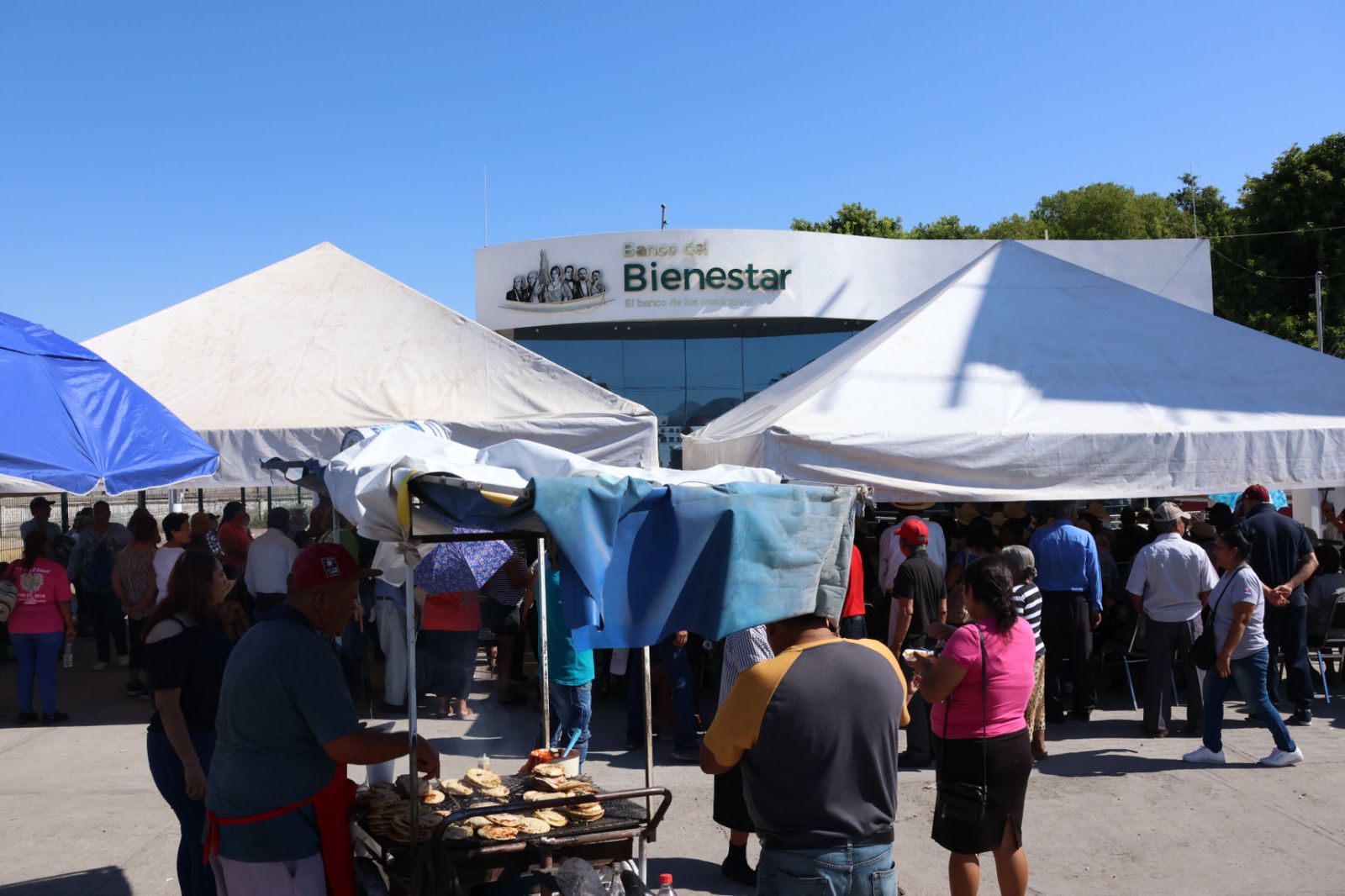 Más de un centenar de beneficiarios de la Pensión de Bienestar acudió conforme al calendario.