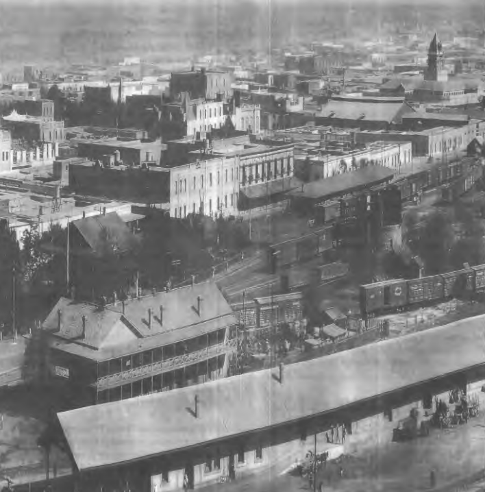 Foto tomada en 1907, donde se aprecia en primer plano el andén de la estación del ferrocarril y al fondo la torre del Mercado Juárez. (CORTESÍA)