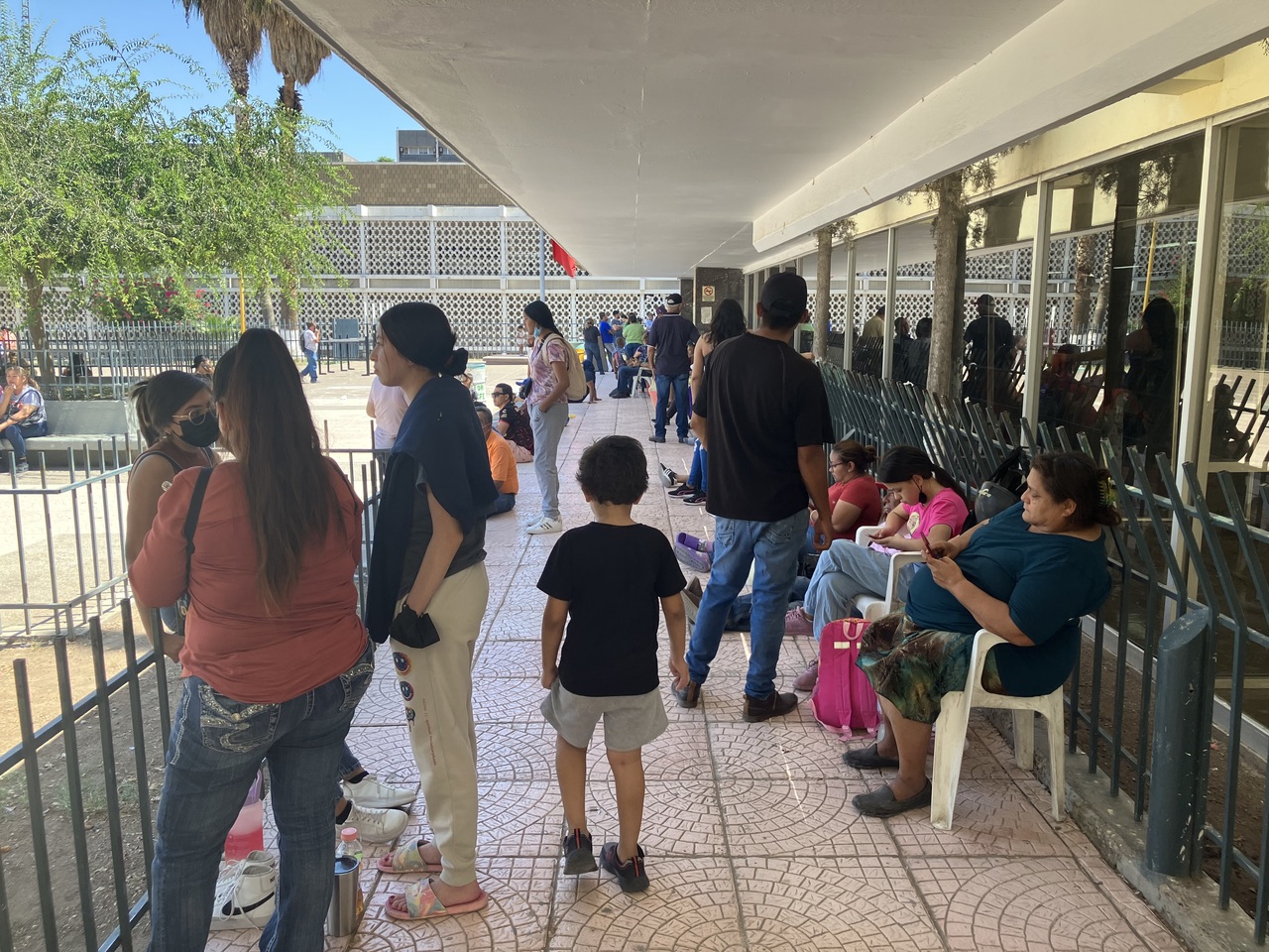 Personas llegan a temprana hora para ser de las primeras en la consulta del turno vespertino en clínica 16 del IMSS.