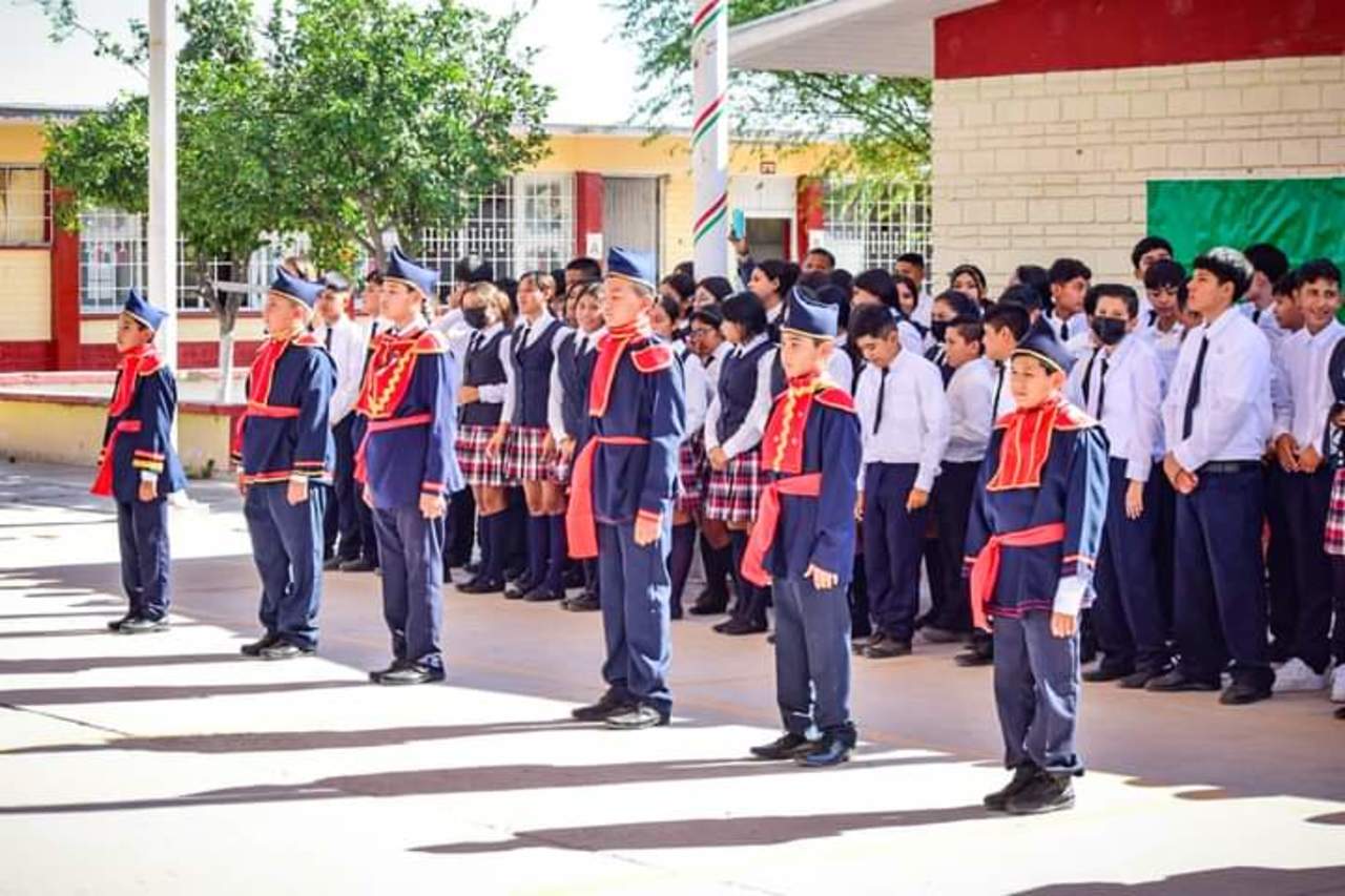 En la secundaria Francisco L. Urquizo se realizó el acto cívico por la celebración de la defensa del Castillo de Chapultepec. (EL SIGLO DE TORREÓN)