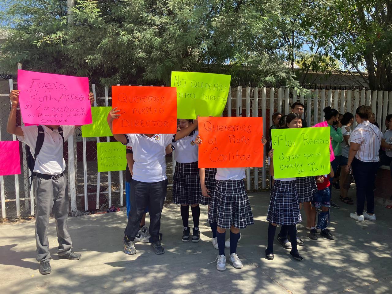 Tras protesta de alumnos y padres de familia, los maestros regresaron al plantel, pero el director y subdirector estarán separados. (EL SIGLO DE TORREÓN)