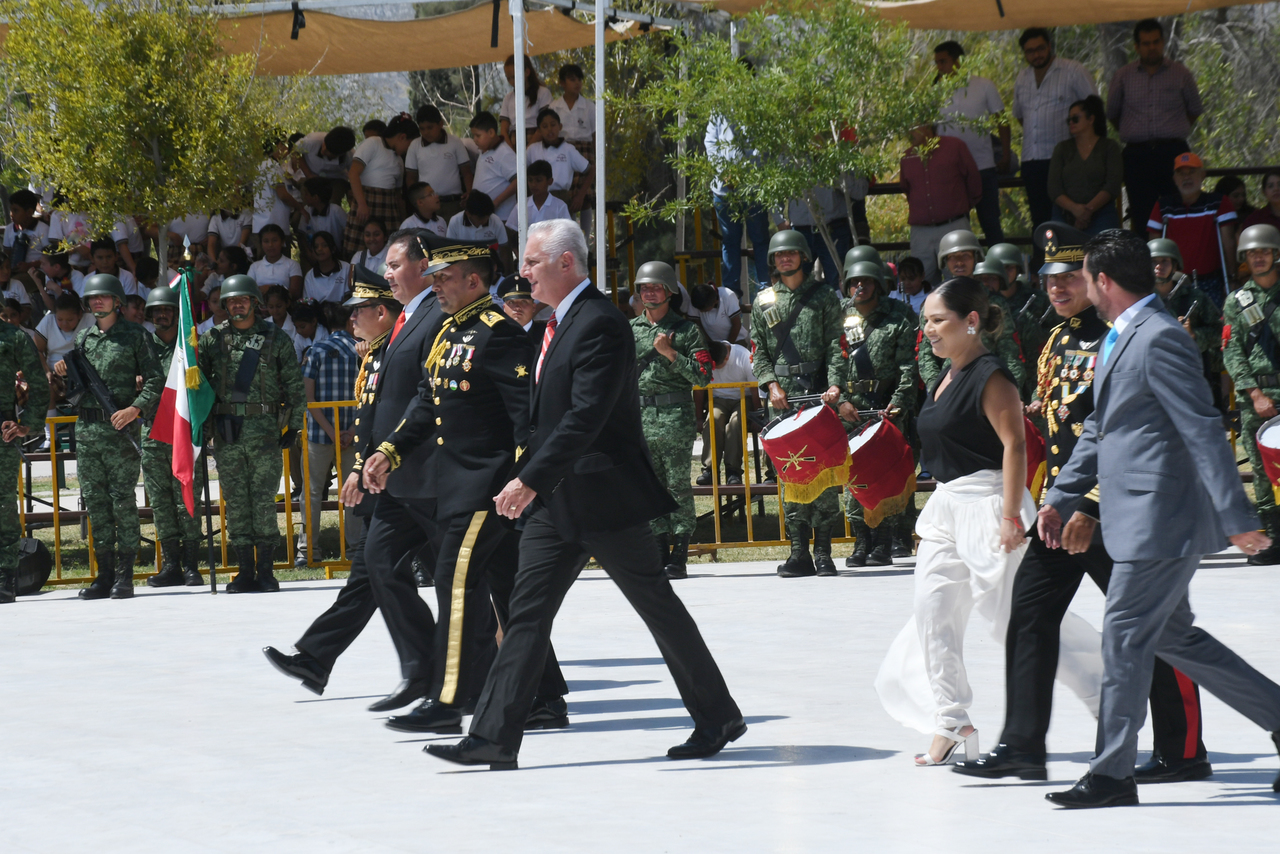 El acto cívico fue presidido por el alcalde, Román Alberto Cepeda. (FERNANDO COMPEÁN / EL SIGLO DE TORREÓN)