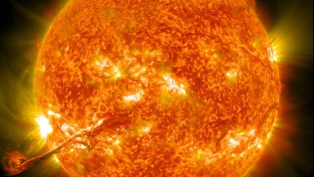 La atmósfera del Sol o corona está formada por un gas cargado eléctricamente llamado plasma.