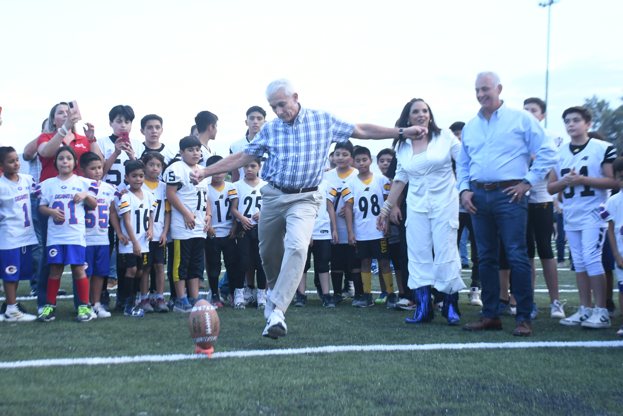 El poseedor de dos anillos de Súper Bowl, dio la simbólica patada de 'kick off' en este campo que cuenta con pasto sintético.