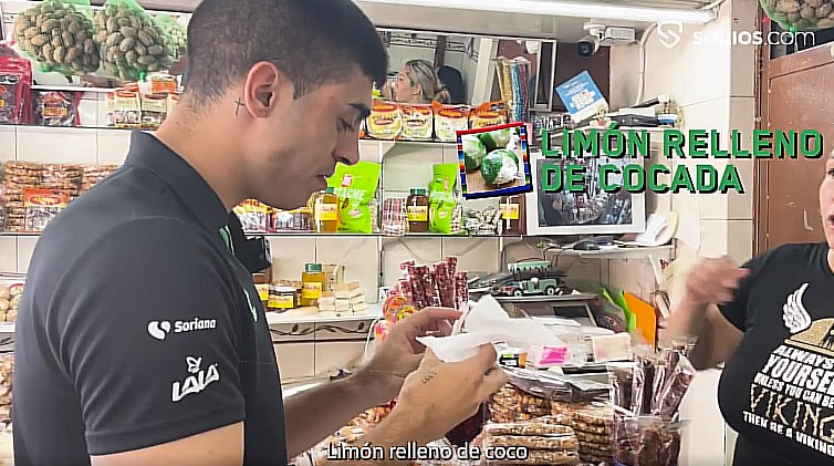 La reacción de Juan Brunetta probando dulces típicos mexicanos en el Mercado Juárez