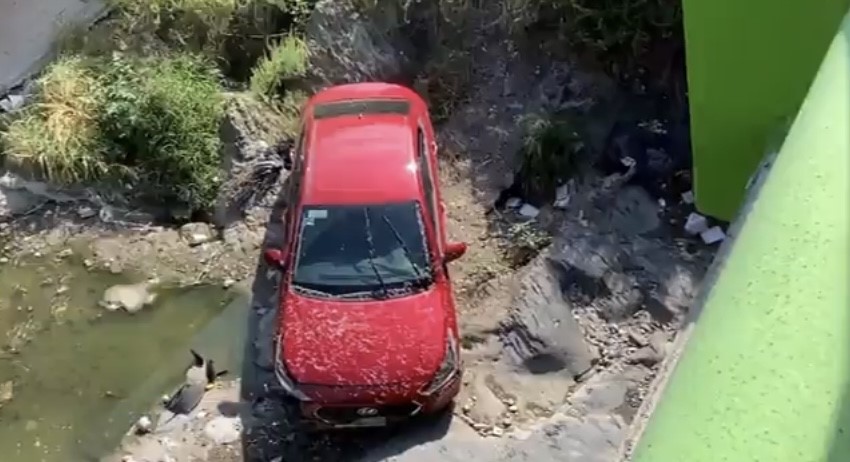 Encuentran vehículo en el fondo de arroyo en Saltillo
