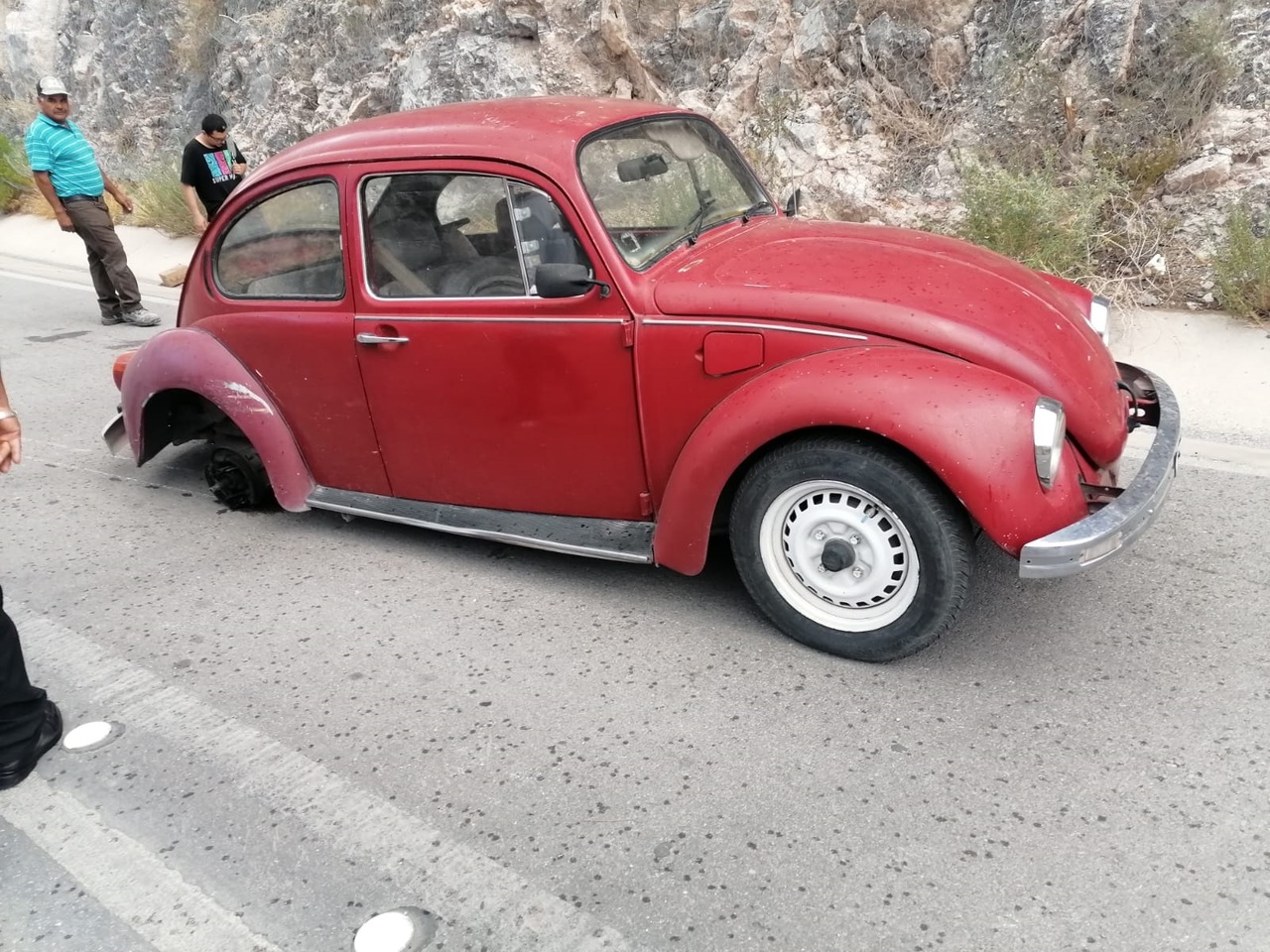 El conductor perdió el control tras el desprendimiento de la llanta.