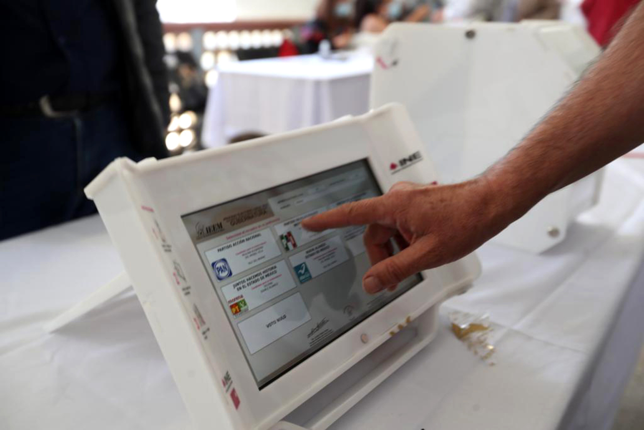 Mexicanos que radican fuera del país tiene hasta el 20 de febrero próximo para realizar su registro para votar en elecciones de 2024. (EL SIGLO DE TORREÓN)