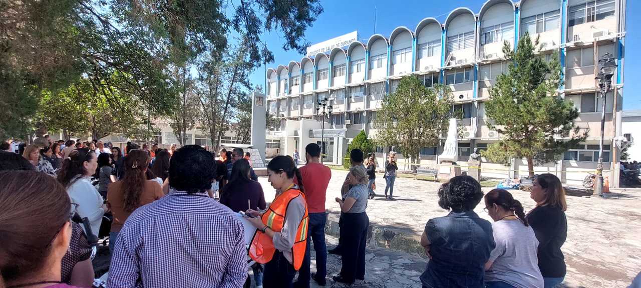 De inmediato se formó una comisión que regresó al inmueble para hacer una evaluación de daños y esa comisión salió del mismo a las 11 horas con 25 minutos. (EL SIGLO DE DURANGO)