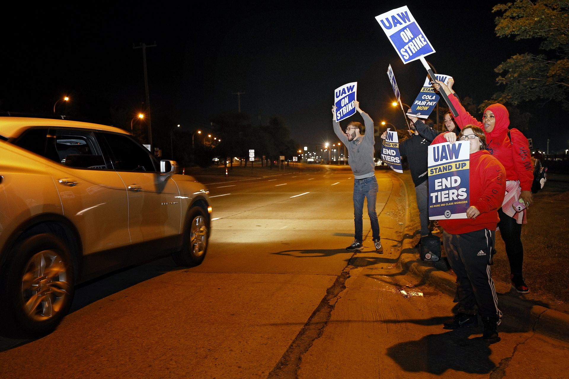 Miles de trabajadores de tres plantas de montaje de General Motors, Ford y Stellantis en Estados Unidos iniciaron huelgas ante la falta de un acuerdo para la firma de un nuevo convenio colectivo. (EFE)