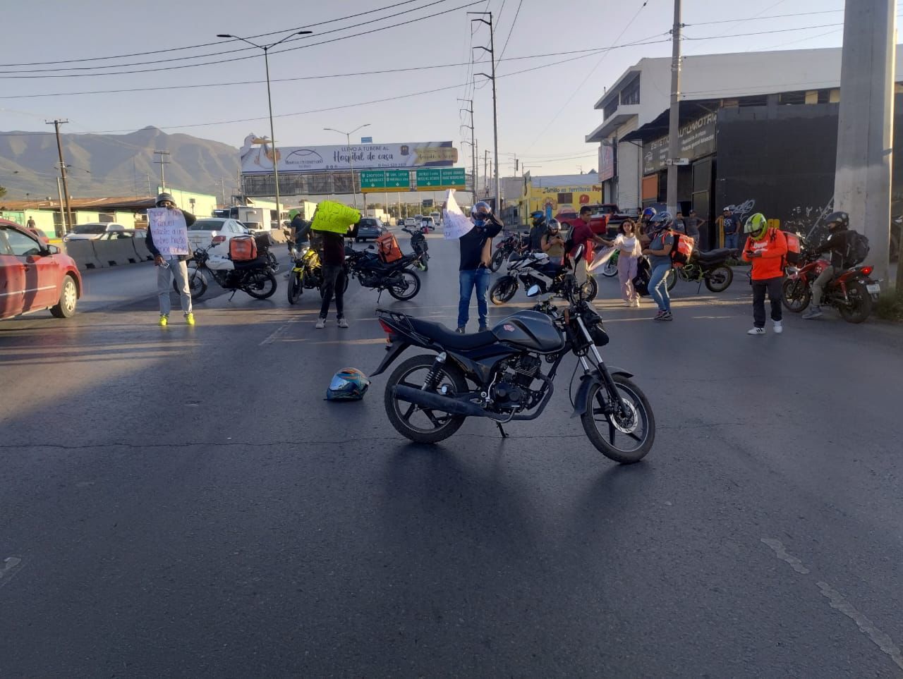 Motociclistas bloquean periférico para exigir a las autoridades mayor eficacia en las investigaciones, pues hasta ahora no hay avance.