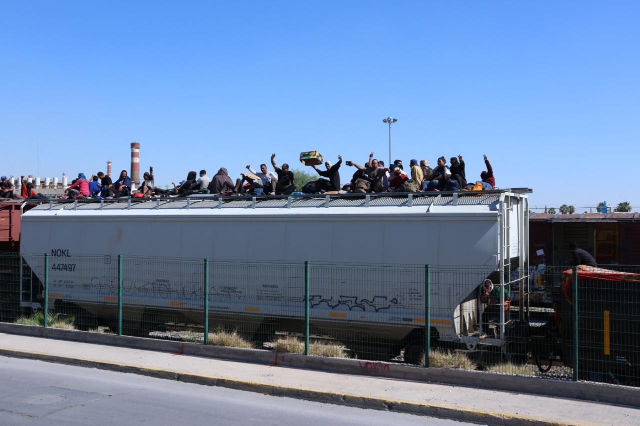 Cientos de migrantes lograron salir de Torreón rumbo a Ciudad Juárez, Chihuahua; unos lo hicieron por la mañana y otros por la tarde, se veían alegres pese al duro camino que falta por recorrer. (VAYRON INFANTE)