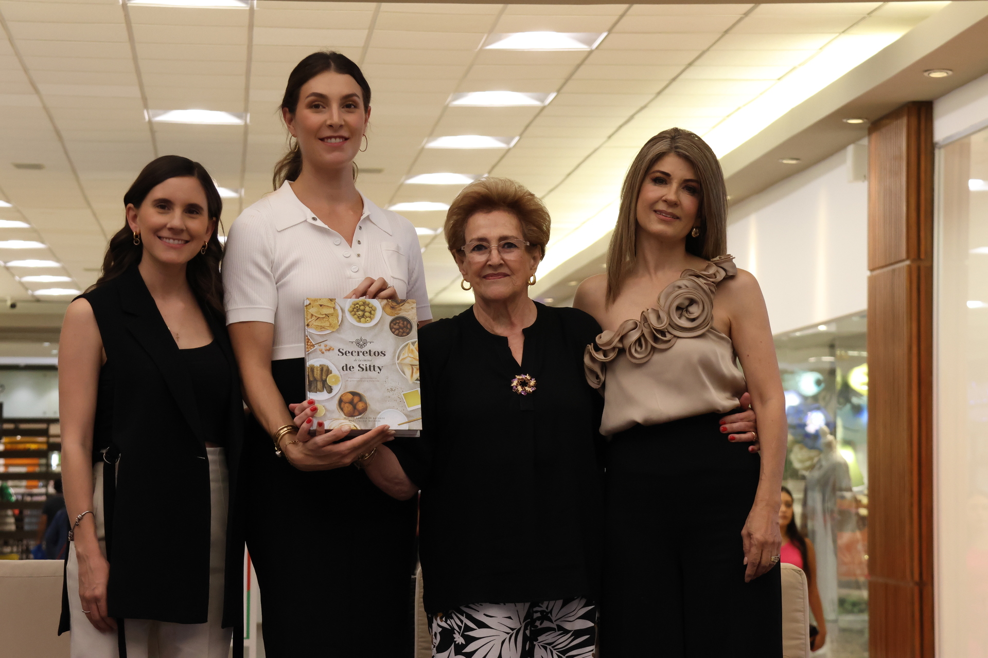 Natali Ruiz, creadora de arte del recetario; Marlene Gil de Estrada, nieta de Miriam
Bandack de Batarse; y Karina Santibañez de Berlanga, sobrina muy querida para Miriam de Batarse y toda su familia; acompañaron a Sitty, como le llaman de cariño (EL SIGLO DE TORREÓN/ENRIQUE CASTRUITA)