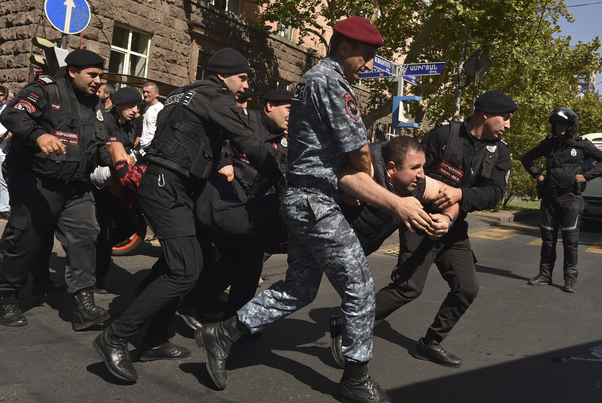 Las fuerzas del orden también detuvieron a varias personas en el sur cuando éstas intentaron bloquear una carretera, según informan los portales armenios. (NAREK ALEKSANYAN / EFE)