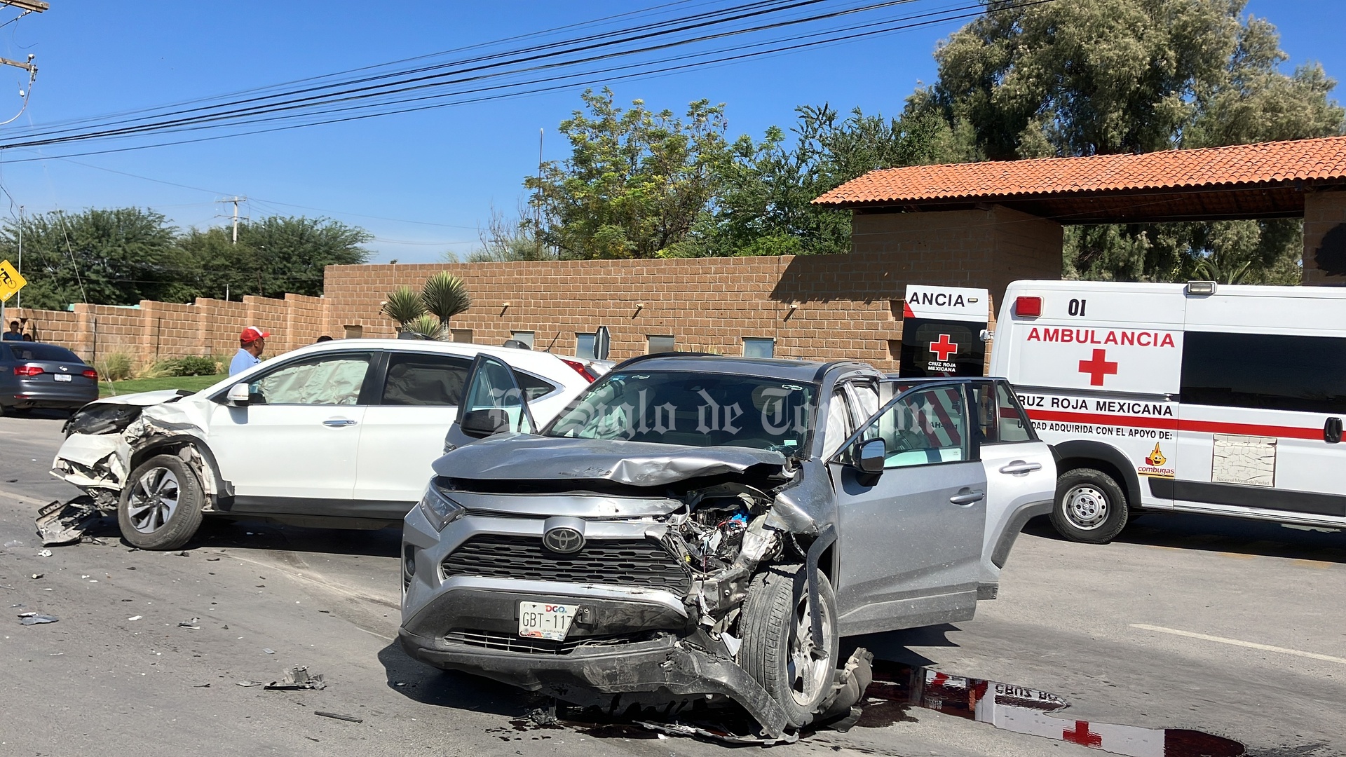 La conductora de una camioneta le cortó la circulación a otra unidad y causó un fuerte accidente en Torreón.