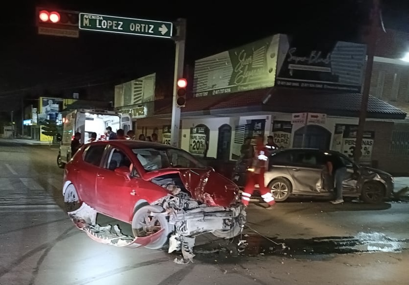 El accidente se registró la noche del viernes en el cruce de la calle Mariano López Ortiz y avenida Bravo. (EL SIGLO DE TORREÓN)
