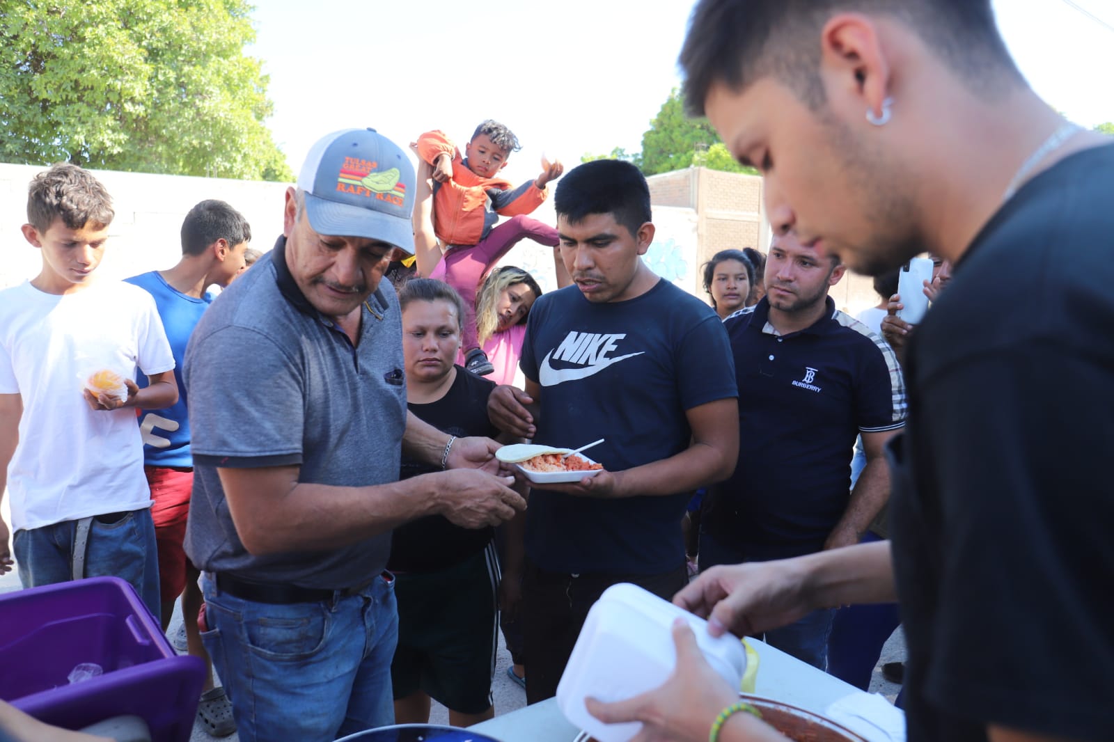 Vecinos de la colonia González de la Vega de Gómez Palacio se organizaron para llevar comida hasta las afueras de las instalaciones de Ferromex en Torreón, en beneficio de los migrantes. El Siglo de Torreón