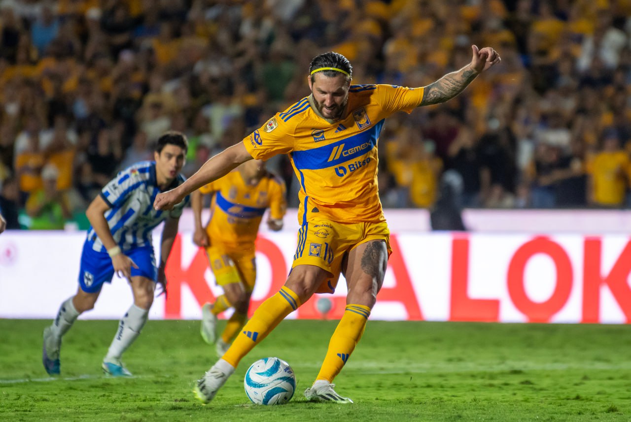 André-Pierre Gignac anotó de penal su segundo tanto, en la goleada de Tigres 3-0 sobre los Rayados de Monterrey. (EFE)
