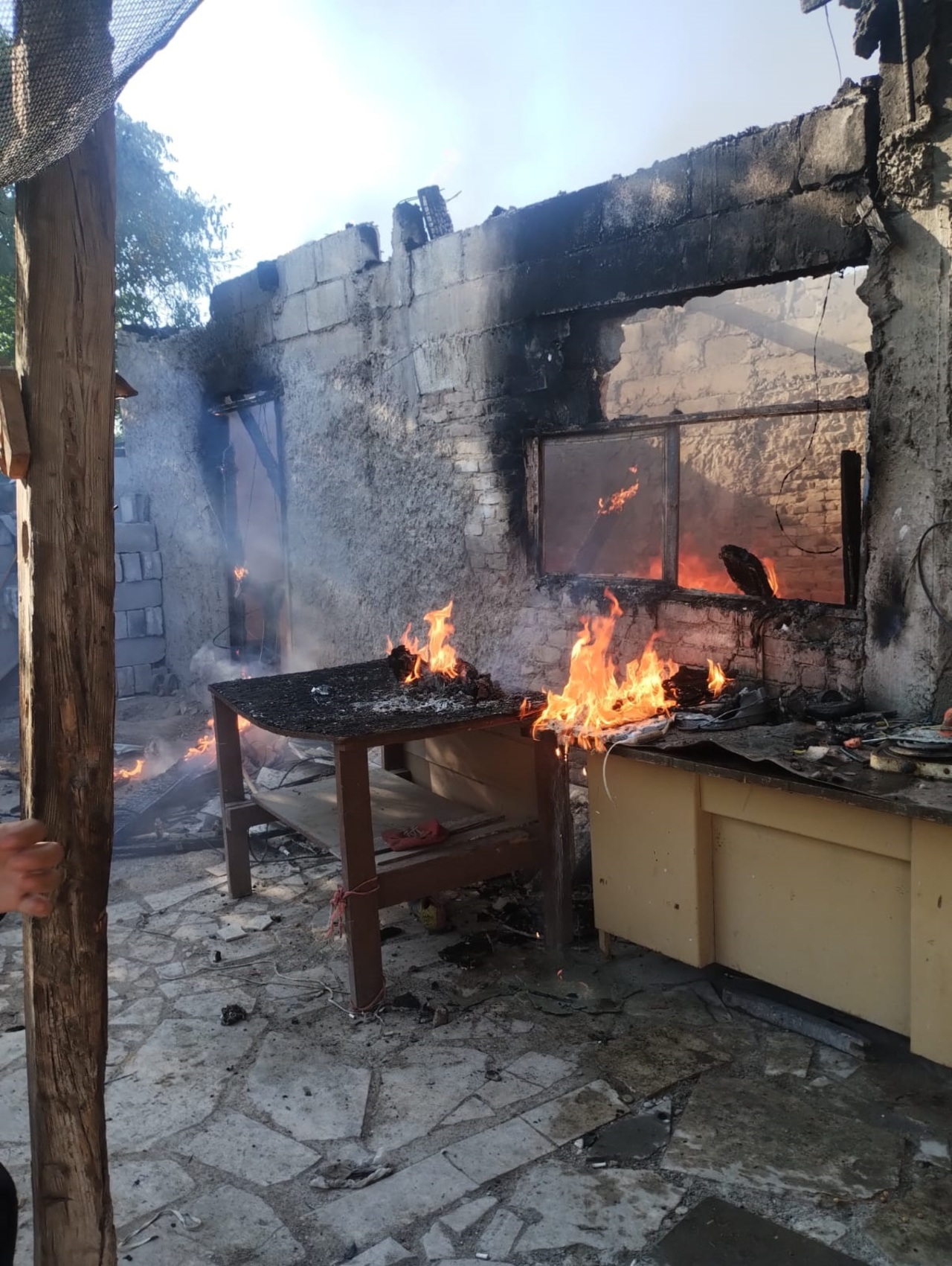 Arribaron los elementos del heroico cuerpo de Bomberos del municipio de Gómez Palacio para sofocar el incendio.