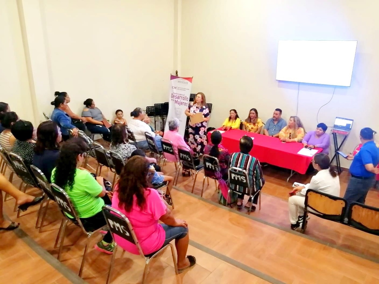 En la ceremonia de clausura de la capacitación 'Grupo fijo de polígonos dos CNC', se otorgaron reconocimientos a las participantes. (EL SIGLO DE TORREÓN)