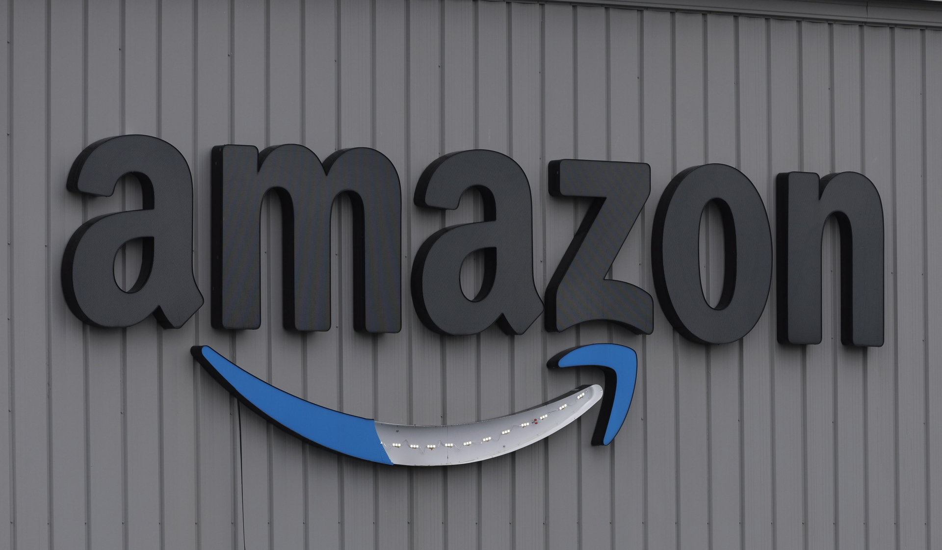 Demandan a Amazon por prácticas monopólicas al asfixiar a sus competidores