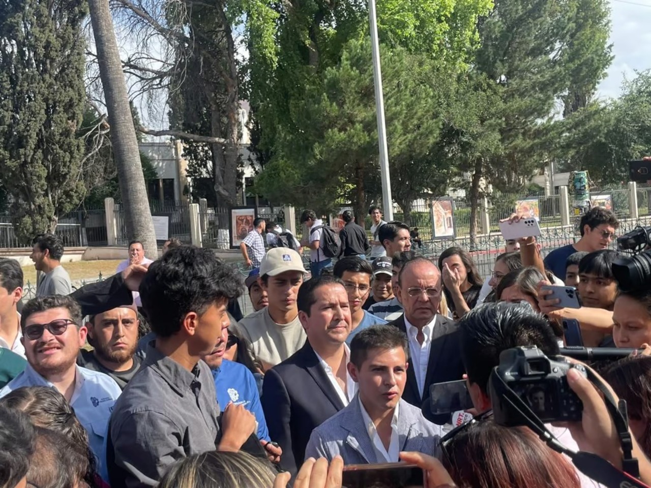 Fue desde las tres de la tarde de ayer que los alumnos anunciaron que el plantón sería levantado, tras la destitución de la directora. (EL SIGLO DE TORREÓN)