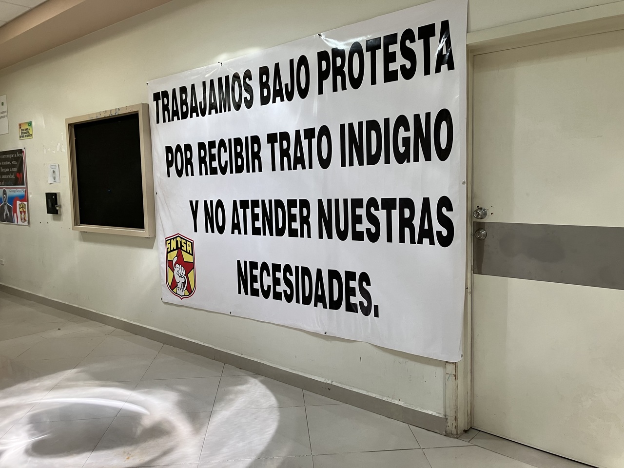 Con lonas, el personal de salud de la Sección 87 del SNTSA informa a la comunidad que están trabajando bajo protesta.