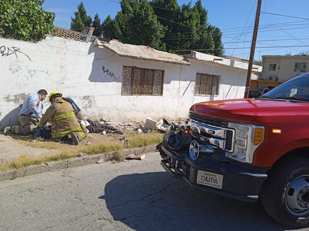 Barda cae encima de una persona y termina inconsciente en Torreón
