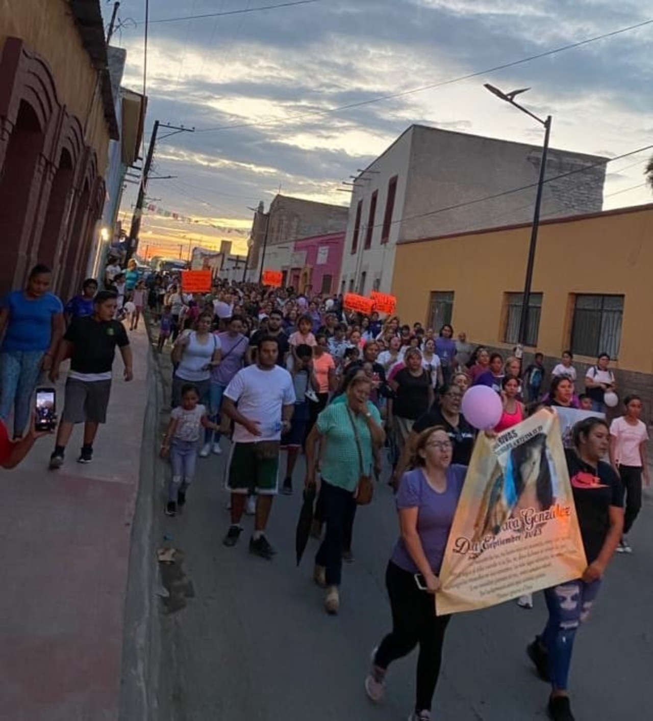 Cerca de 200 personas marcharon ayer por las principales calles de Mapimí para exigir justicia tras la muerte de Dora Elia Nava. (CORTESÍA)