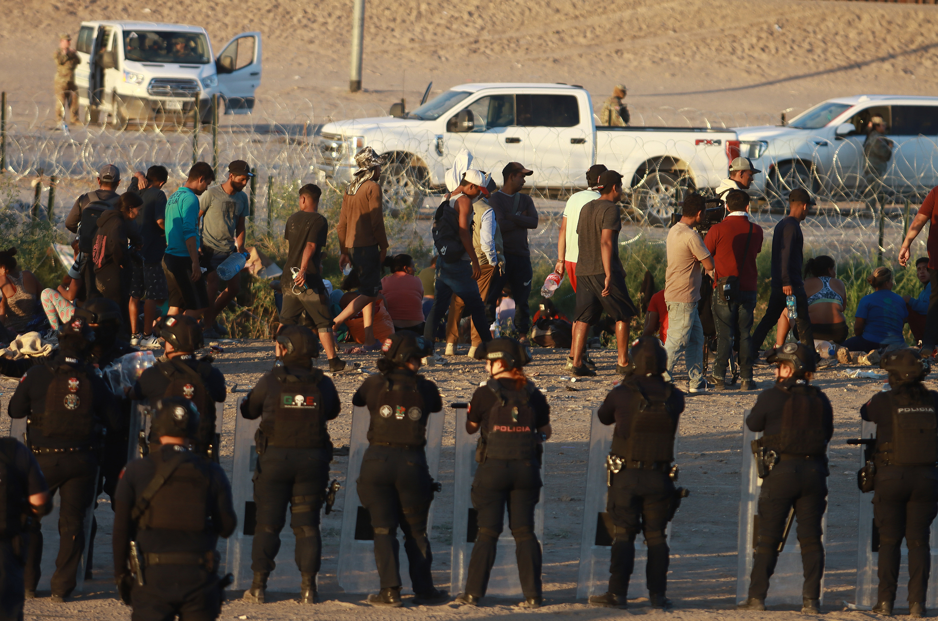 En la última ola migratoria llegan hasta 16 mil migrantes diarios a las fronteras de México, 10 mil de ellos al límite con Estados Unidos, reconoció el presidente Andrés Manuel López Obrador el lunes. (LUIS TORRES / EFE)