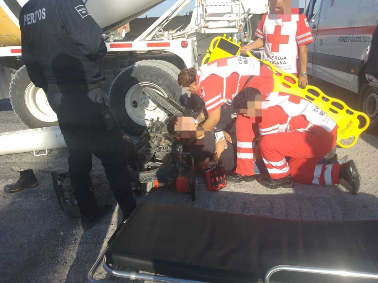Paramédicos de la Cruz Roja acudieron al lugar para atender al motociclista lesionado, el cual fue llevado a un hospital.