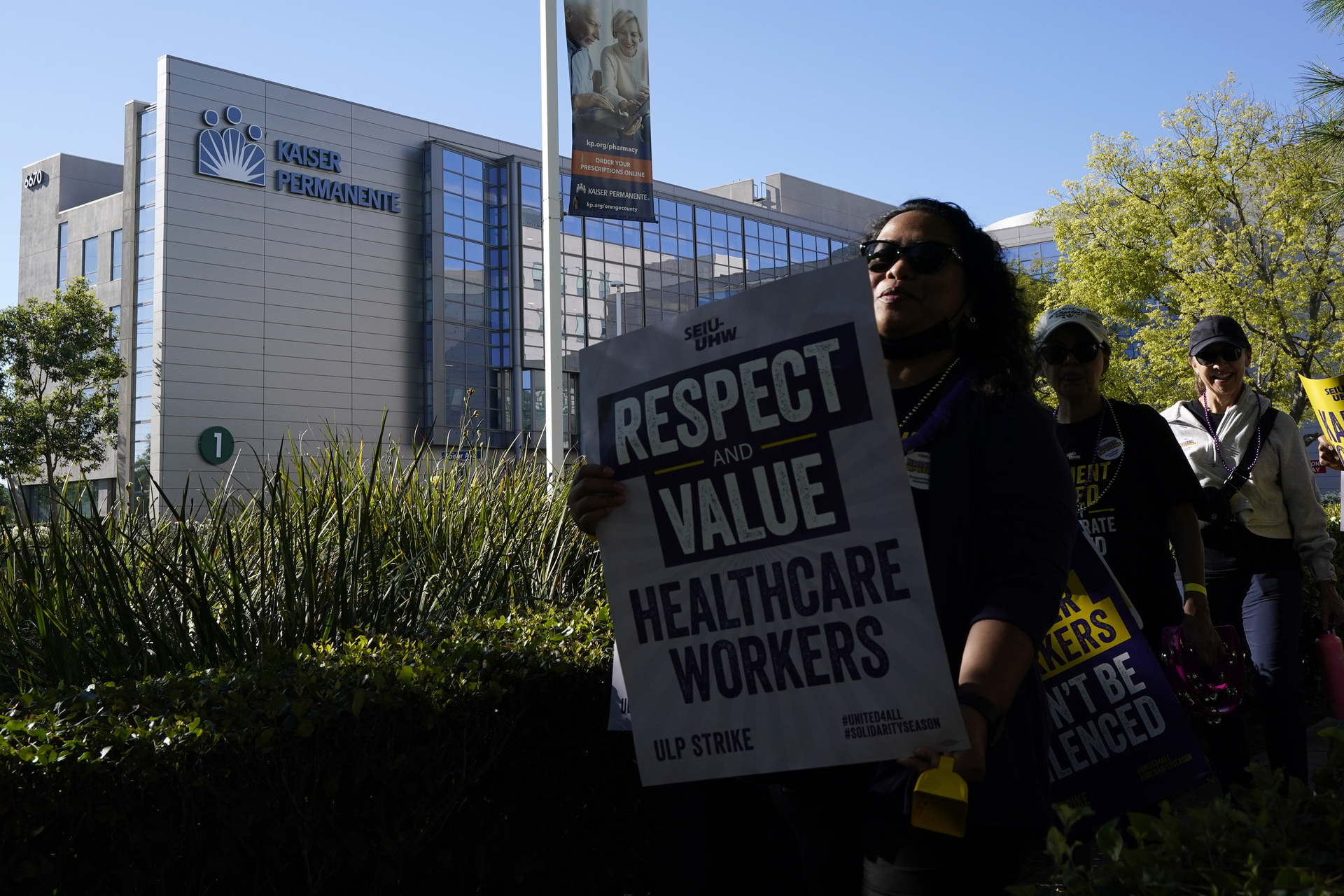 Los trabajadores en huelga forman parte de ocho sindicatos que suponen el 40 % del personal total de Kaiser Permanente, empresa que opera 39 hospitales y más de 700 consultorios médicos. (AP)