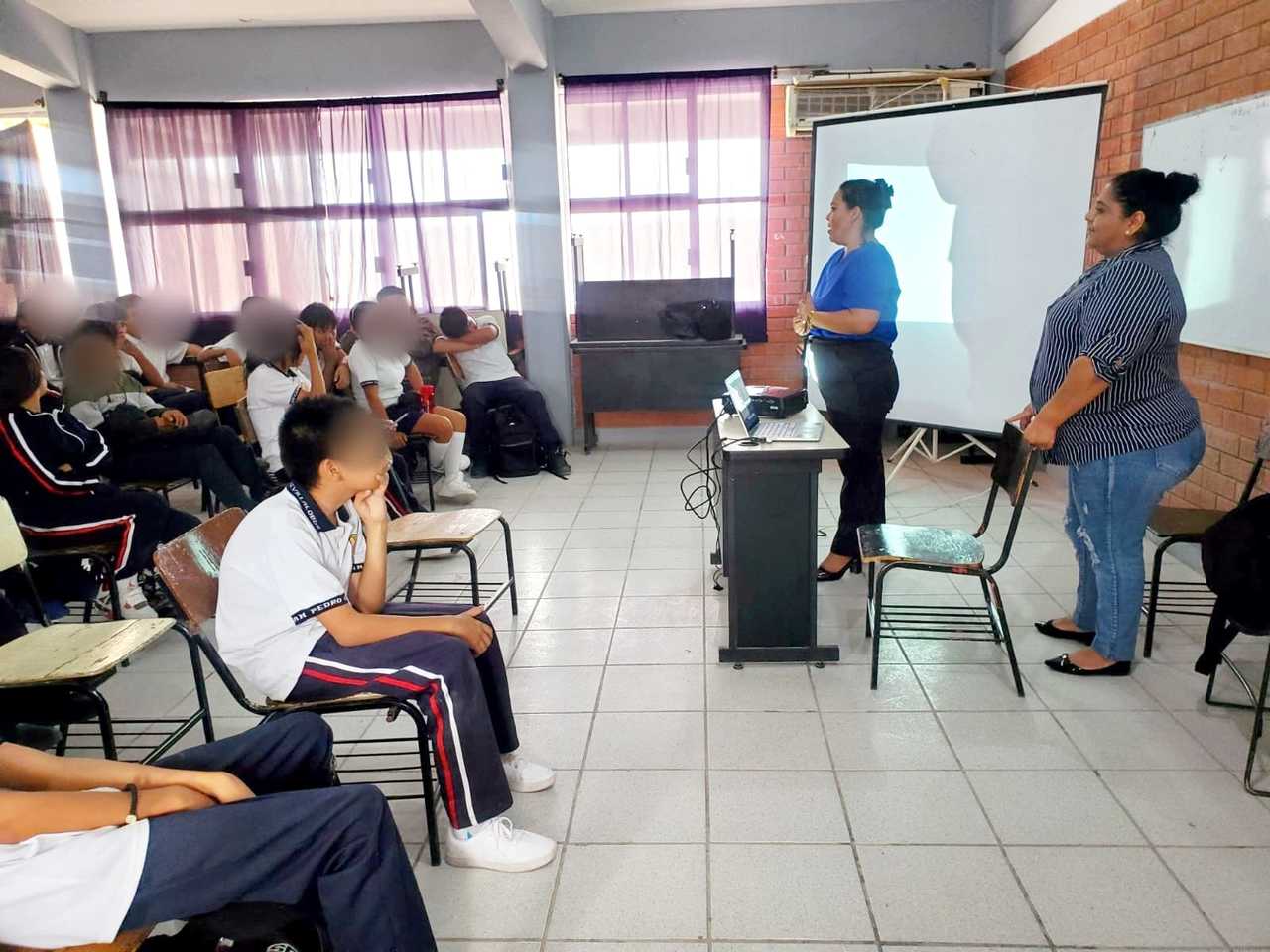 El personal del departamento de Atención a la Mujer acudió a las escuelas. (EL SIGLO DE TORREÓN)