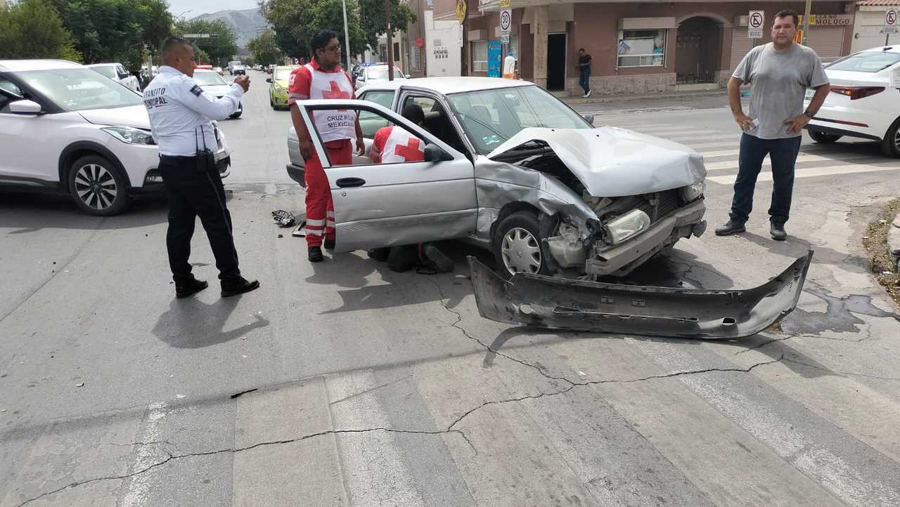 Por el fuerte impacto, las unidades involucradas terminaron atravesadas en la vialidad.