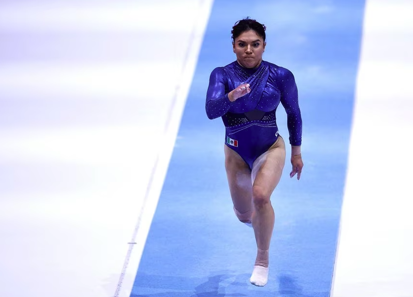 Alexa Moreno, de 25 años de edad, demostró su destreza y habilidades excepcionales en la final de salto de caballo, terminando en un destacado cuarto lugar.