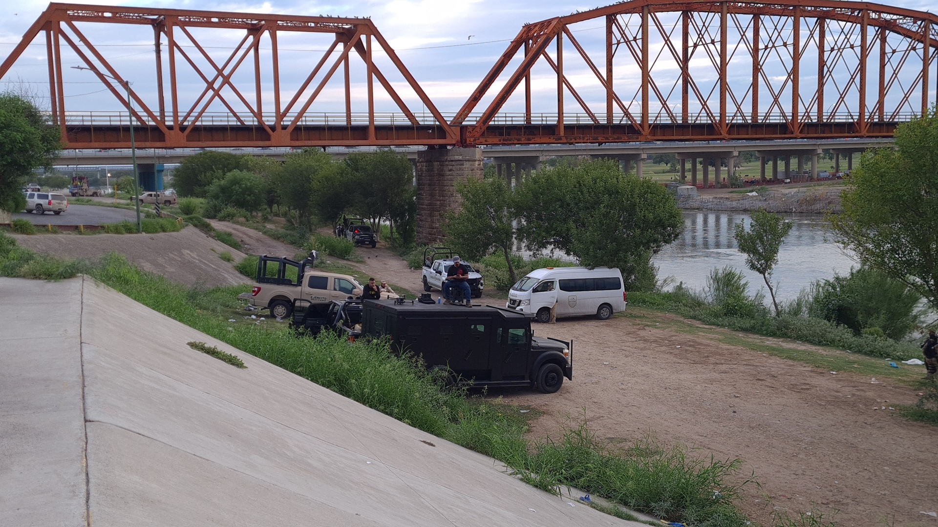 Del lado mexicano las acciones iniciaron minutos antes de las 6 de la mañana, donde participan alrededor de 250 elementos y 40 unidades de diversas corporaciones de seguridad. (Foto: RENÉ ARELLANO / EL SIGLO COAHUILA)