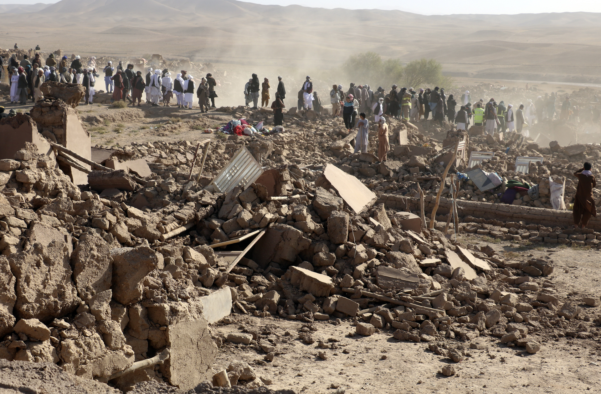 Terremotos en Afganistán cobran la vida de más de 2 mil 400 personas