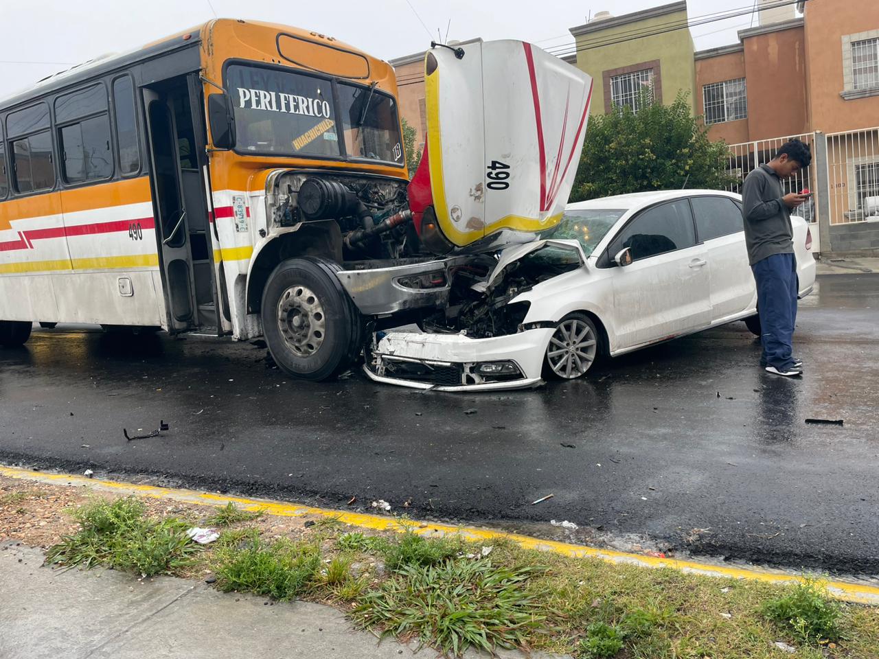 Conductor impacta su auto en Saltillo