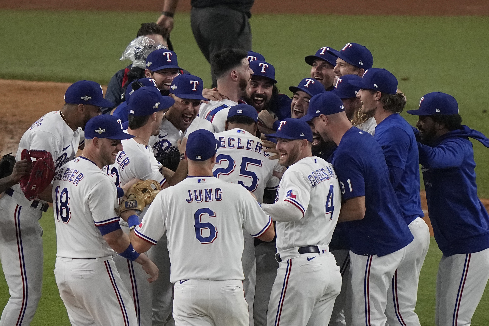 Celebran jugadores de Rangers luego de vencer 7-1 a los Orioles de Baltimore para llevarse la serie divisional por barrida de 3-0. (AP)