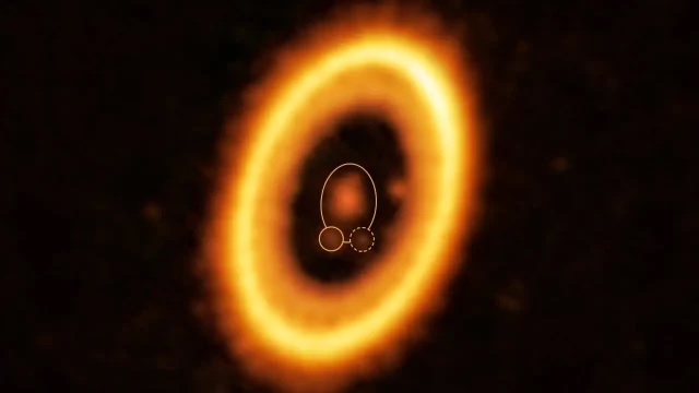 La red de astrónomos profesionales y aficionados estudió la estrella, nombrada como ASASSN-21qj, y monitoreó los cambios en su brillo durante los dos años siguientes. (ESO)