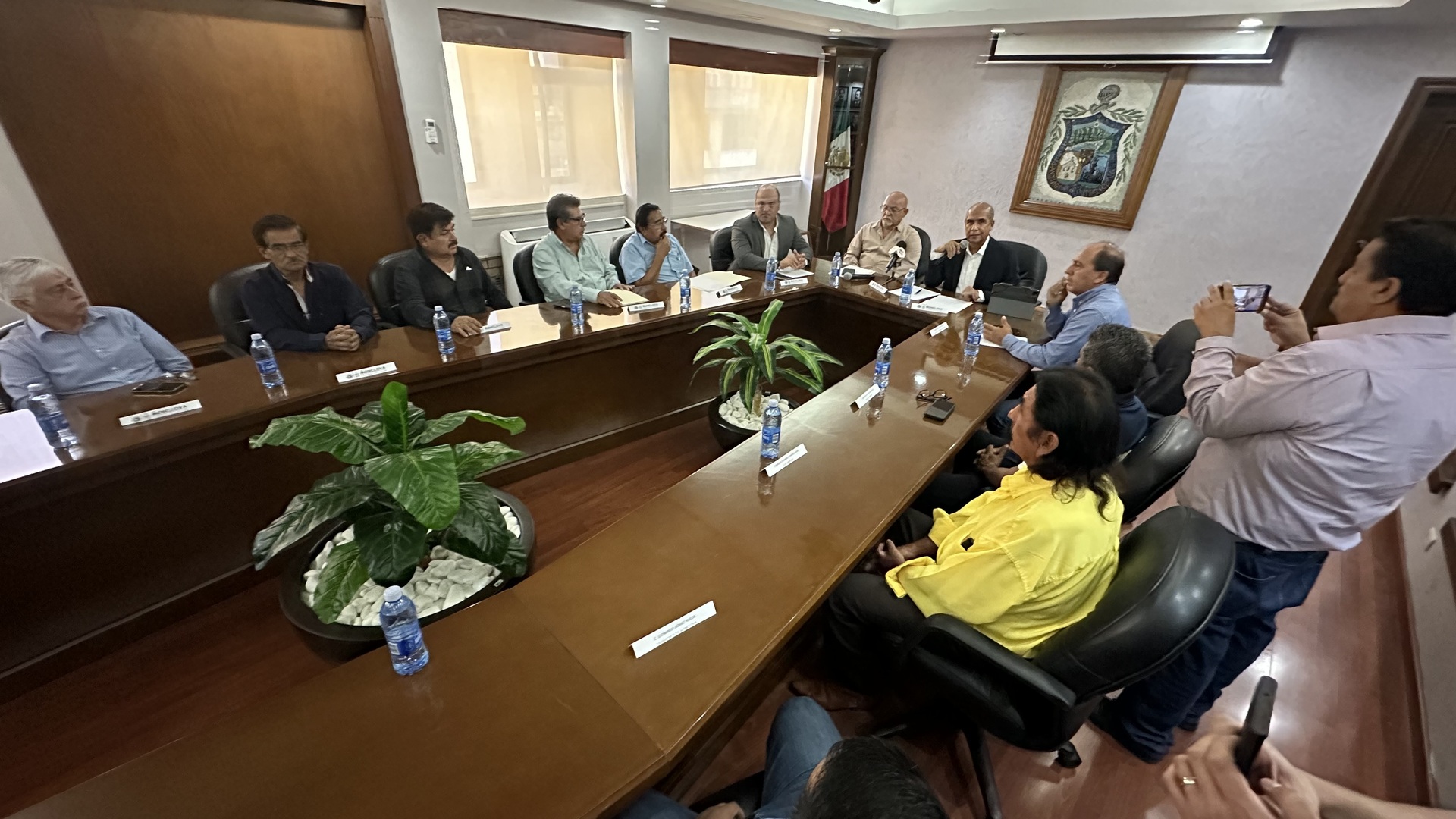 El alcalde Mario Dávila Delgado anunció la contratación de más personal para inspeccionar los servicios.