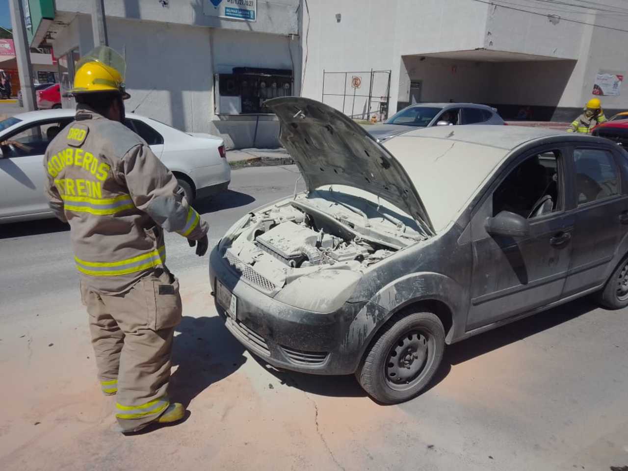 Se incendia vehículo sobre la calzada Saltillo 400 de Torreón, no hay personas lesionadas.