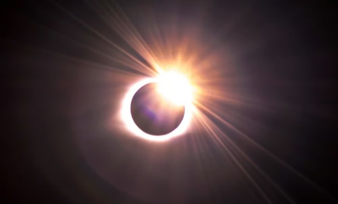 El Instituto Mexicano del Seguro Social llama a la población a cuidar la salud ocular si decide observar el eclipse anular de sol.