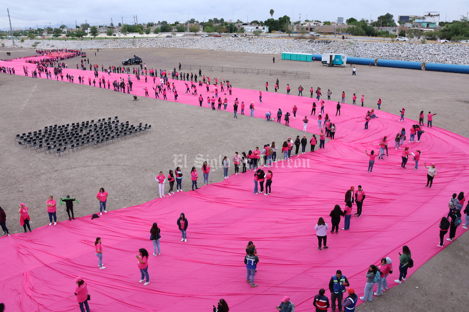 El Moño Rosa más grande del mundo representa la unión entre las personas, la esperanza de los miles de mujeres que han enfrentado o en la actualidad enfrentan el cáncer de mama. (FOTOS: VAYRON INFANTE)