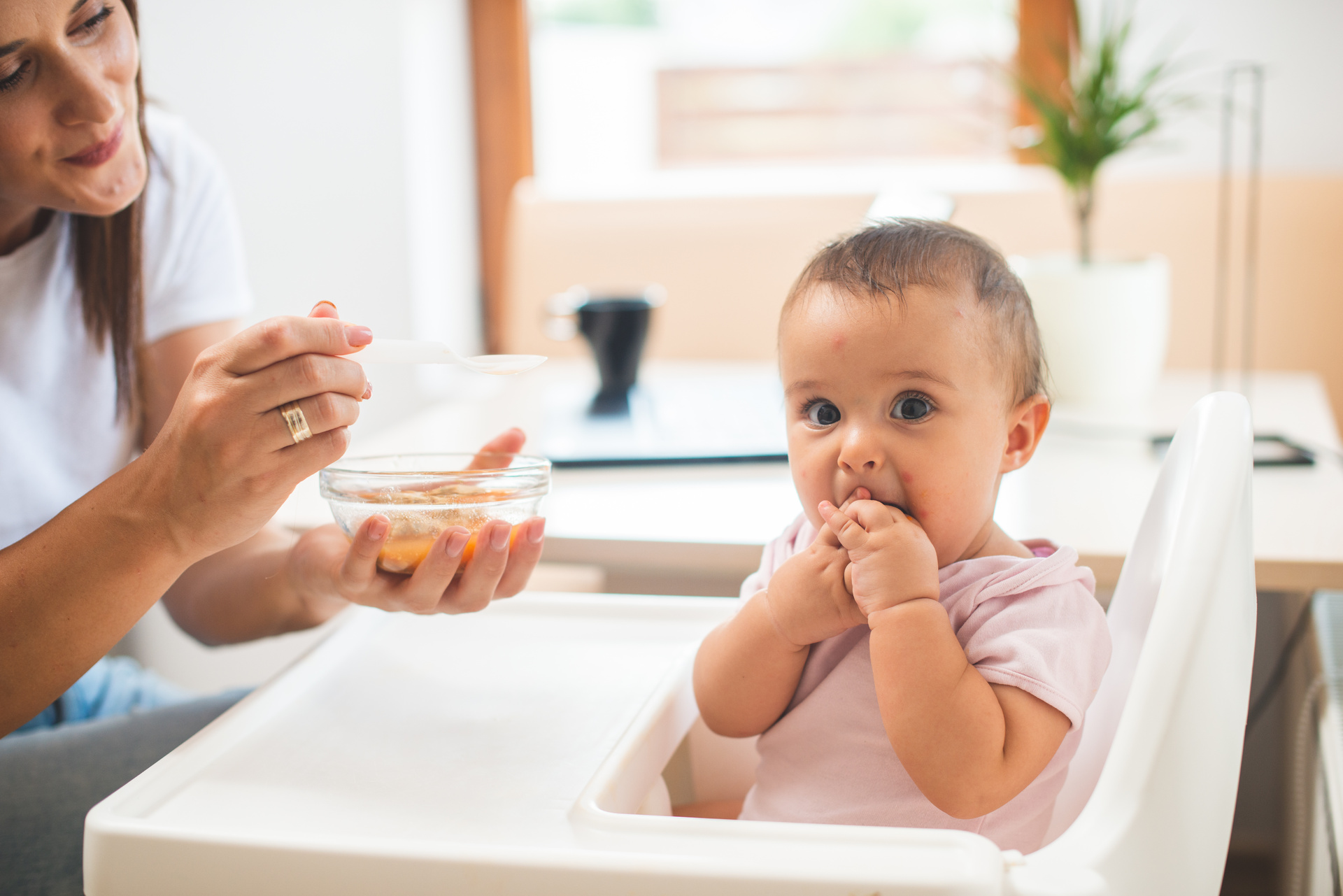 ¿Cuándo darle alimentos sólidos a tu bebé?