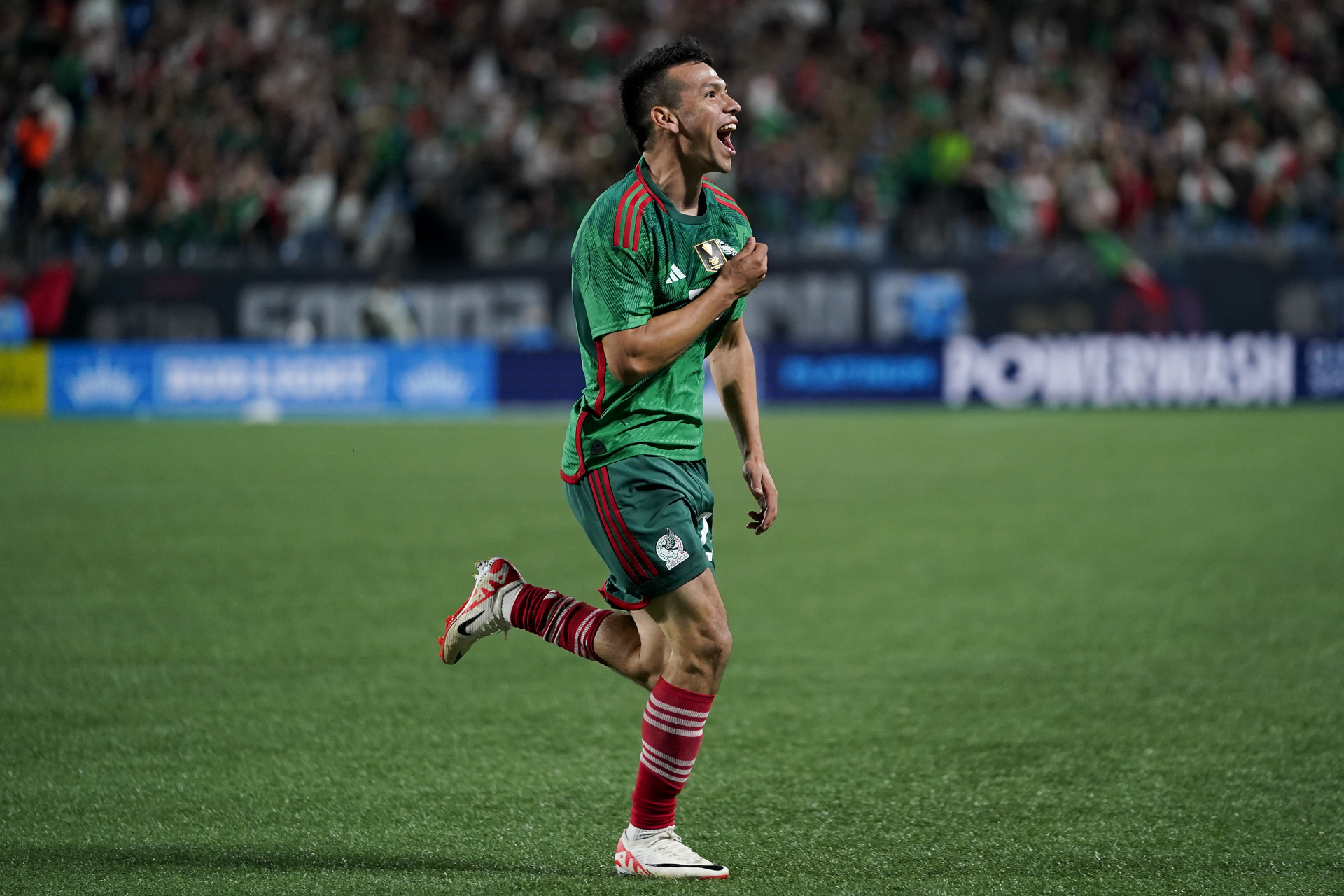 Hirving Lozano, de México, festeja su gol ante Ghan en un partido amistoso realizado el sábado 14 de octubre de 2023, en Charlotte, Carolina del Norte (AP Photo/Erik Verduzco)