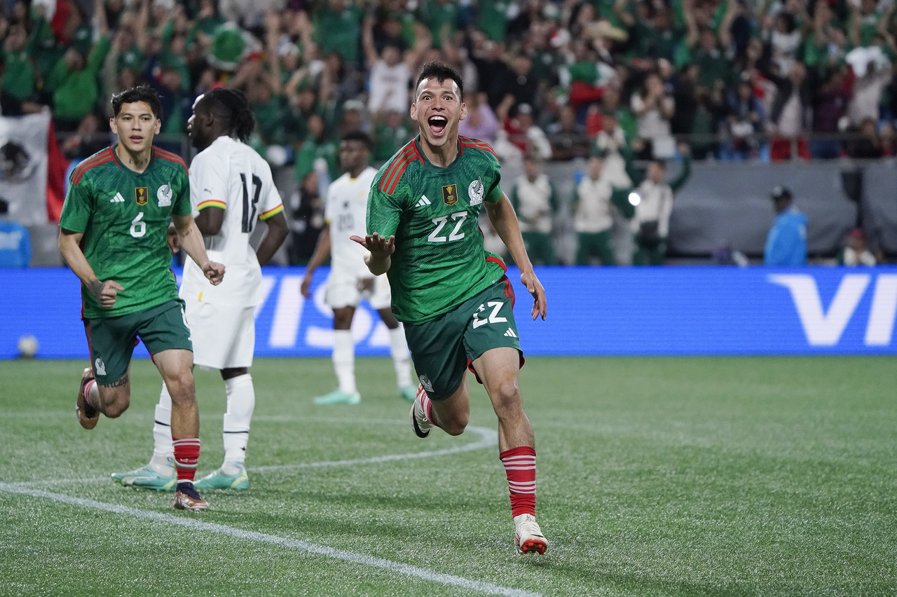 Hirving Lozano celebra luego de marcar el primer tanto de la Selección Mexicana, que se impuso ayer 2-0 a Ghana, en partido de preparación disputado en el Bank of America Stadium, de Charlotte.